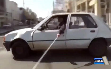 Astaga, Netizen Gregetan Lihat Seorang Buta Bawa Mobil Ngebut Dibantu Tongkatnya