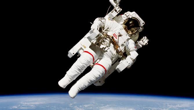 VIRAL ! Foto Penampakan Astronot 'TERKATUNG' Di Luar Angkasa Ini Memicu Perdebatan !