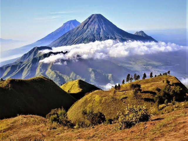 5 Gunung Terindah di Indonesia. 
