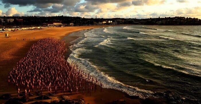 Uniknya Kampanye Sadar Kanker Kulit, Ribuan Orang Telanjang di Pantai Bondi Australia